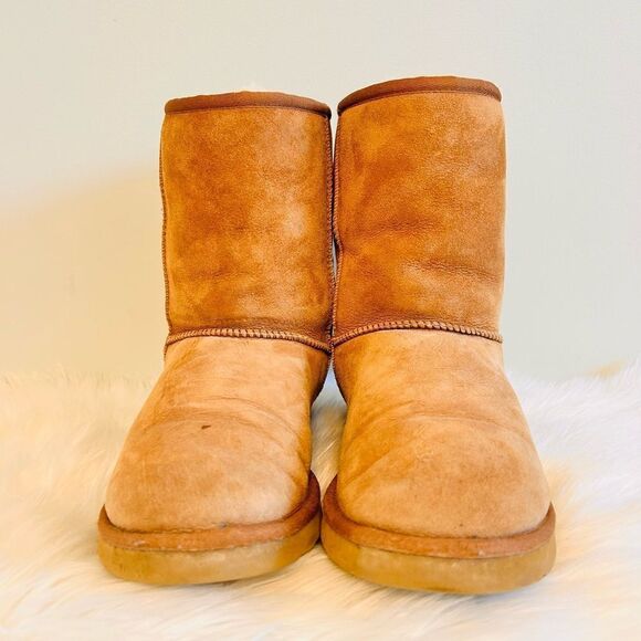 UGG Best Seller Cozy Warm Chestnut Brown Classic Short ll Boots! 🔥 - Picture 3 of 9